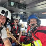 Teamwork zahlt sich aus: HEMS TC Henning Behrens, Hubschraubernotarzt Dr. med. Jörg Hanusch und RSH Wasser der Bergwacht, Daniel Behringer in der Kabine von Christoph 54.