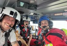 Teamwork zahlt sich aus: HEMS TC Henning Behrens, Hubschraubernotarzt Dr. med. Jörg Hanusch und RSH Wasser der Bergwacht, Daniel Behringer in der Kabine von Christoph 54.