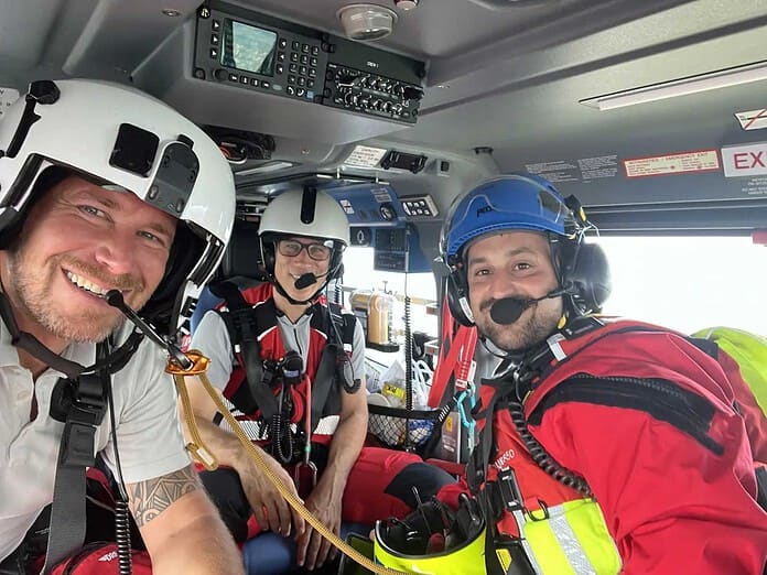 Teamwork zahlt sich aus: HEMS TC Henning Behrens, Hubschraubernotarzt Dr. med. Jörg Hanusch und RSH Wasser der Bergwacht, Daniel Behringer in der Kabine von Christoph 54.