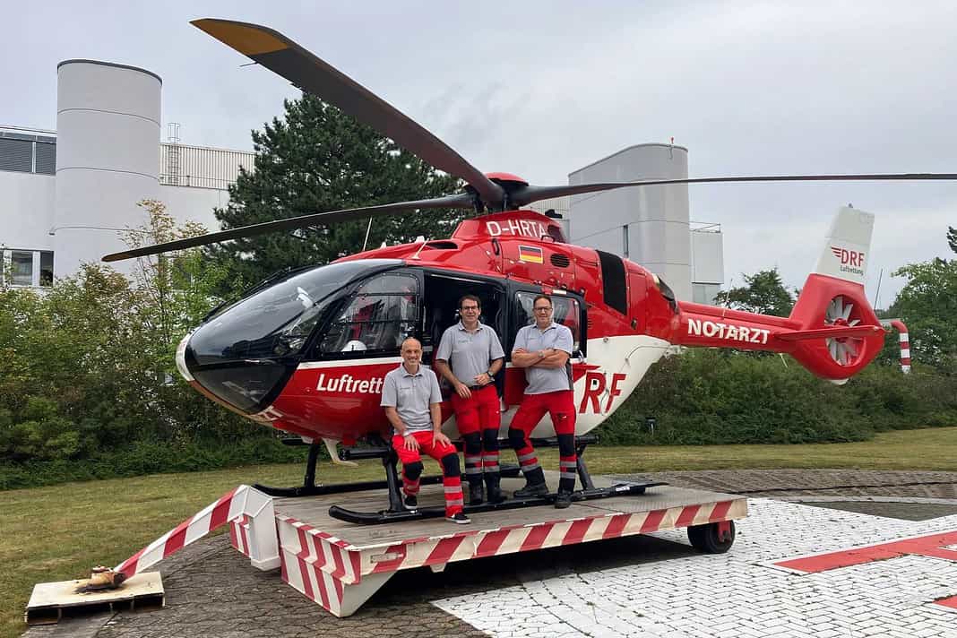 Die Göttinger Crew vor der neuen H135: Pilot und Stationsleiter Dennis Lauterberg, Notarzt Dr. Tim Hösch und HEMS TC Michael John. (v.l.)