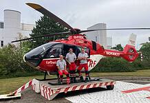 Die Göttinger Crew vor der neuen H135: Pilot und Stationsleiter Dennis Lauterberg, Notarzt Dr. Tim Hösch und HEMS TC Michael John. (v.l.)