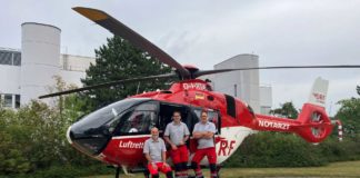 Die Göttinger Crew vor der neuen H135: Pilot und Stationsleiter Dennis Lauterberg, Notarzt Dr. Tim Hösch und HEMS TC Michael John. (v.l.)