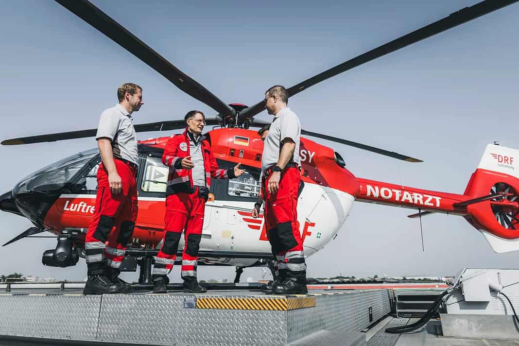 Gesundheitsminister Prof. Karl Lauterbach im Gespräch mit der Crew von Christoph Berlin der DRF Luftrettung.