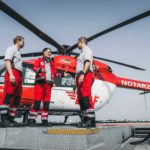 Gesundheitsminister Prof. Karl Lauterbach im Gespräch mit der Crew von Christoph Berlin der DRF Luftrettung.