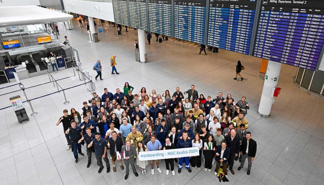 Group photo of the new trainees and dual students 2024 in the Munich Airport Group (Source: Munich Airport)