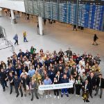 Gruppenfoto der neuen Auszubildenden und dual Studierenden 2024 im Flughafen München Konzern