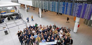 Gruppenfoto der neuen Auszubildenden und dual Studierenden 2024 im Flughafen München Konzern