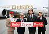 Emirates feiert 25 Jahre am Flughafen München: Joachim Sobottka-Rogalla, Emirates Airport Services Manager Munich (links), und Oliver Dersch, Senior Vice President Aviation, Flughafen München - flankiert von Mitgliedern der Emirates Kabinencrew.