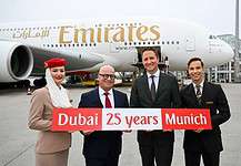 Emirates feiert 25 Jahre am Flughafen München: Joachim Sobottka-Rogalla, Emirates Airport Services Manager Munich (links), und Oliver Dersch, Senior Vice President Aviation, Flughafen München - flankiert von Mitgliedern der Emirates Kabinencrew.