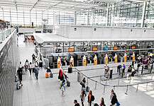 Passagiere in der zentralen Halle des Terminal 2 am Flughafen München