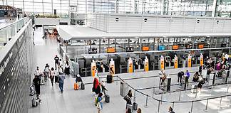 Passagiere in der zentralen Halle des Terminal 2 am Flughafen München