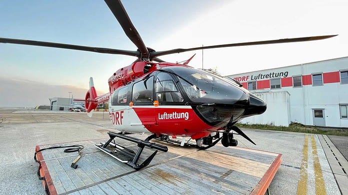 Der neue Christoph 43, eine hochmoderne H145 mit Fünfblattrotor, auf der Landeplatte an der Station Karlsruhe.