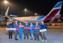 Stefan Nitert, Basemanager BER, Eurowings (1.v.r.) und Andreas Ley, Senior Manager Business Development Aviation, Flughafen Berlin Brandenburg GmbH (1.v.l.) inmitten von Crew.