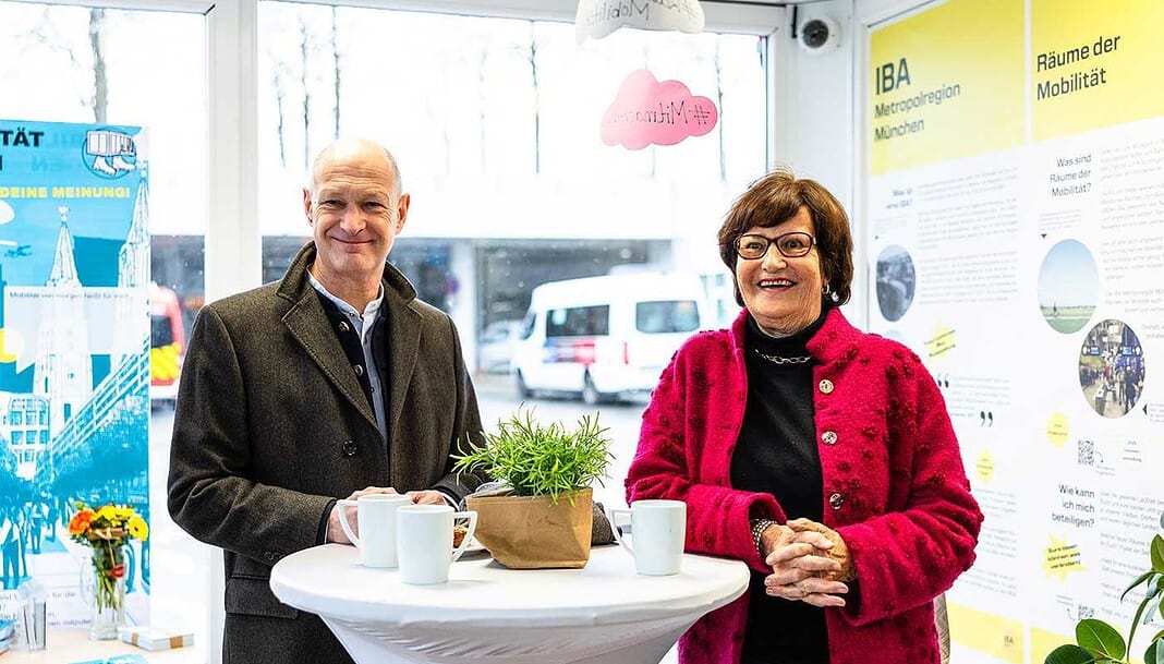 Christa Stewens (rechts), Vorsitzende des Nachbarschaftsbeirats Flughafen München, und Jost Lammers (links), Vorsitzender der Geschäftsführung der Flughafen München GmbH, haben den Wandercontainer der IBA-Projektinitiative des Nachbarschaftsbeirats eröffnet.