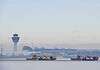 Winterdienst bei Eisregen am Flughafen München.