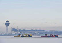 Winterdienst bei Eisregen am Flughafen München.