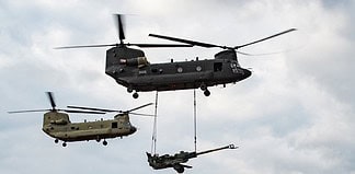 Eine CH-47F Block II Chinook der US-Armee führt zusammen mit einem CH-47F Block I-Flugzeug einen Schleuderbelastungstest durch.