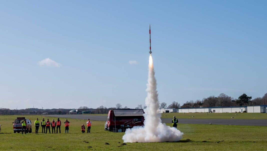 CanSat-Wettbewerb: Minisatelliten (CanSats) der antretenden Teams mit Modellraketen