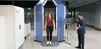 Walk-Through-Scanner am Flughafen Frankfurt im Regelbetrieb