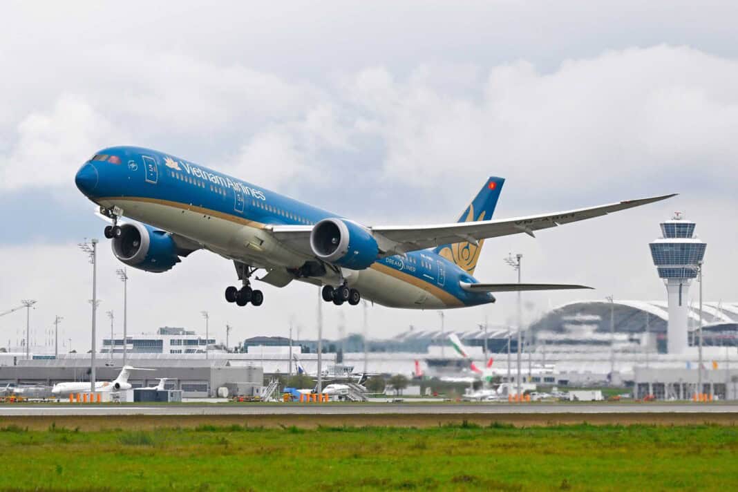 Start einer Boeing 787-9 (Dreamliner) der Vietnam Airlines nach Hanoi