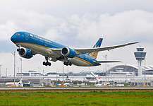 Start einer Boeing 787-9 (Dreamliner) der Vietnam Airlines nach Hanoi