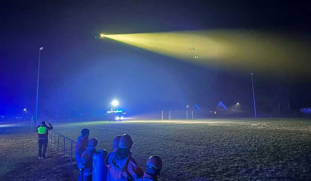 Landing approach of the DRF Air Rescue rescue helicopter on the sports field in Erfde.