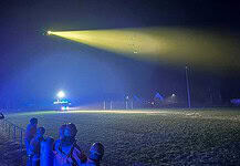 Landing approach of the DRF Air Rescue rescue helicopter on the sports field in Erfde.