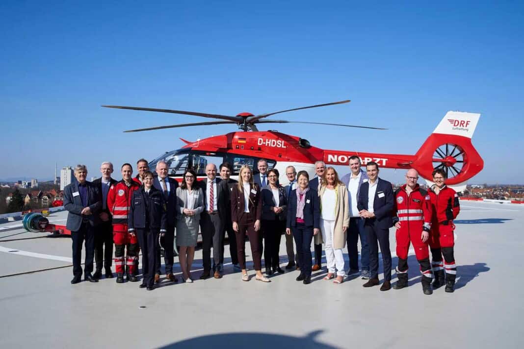 Gruppenbild vor Christoph 43. Bei der Feier sprachen: Thomas Blenke, Staatssekretär im Ministerium des Inneren, für Digitalisierung und Kommunen des Landes Baden-Württemberg (6. v.l.), Dr. Krystian Pracz, Vorstandsvorsitzender der DRF Luftrettung (8. v.l.), Richard Wentges, Vorstandsvorsitzender der ViDia Christliche Kliniken Karlsruhe (10. v.r.) und Bettina Lisbach, Bürgermeisterin der Stadt Karlsruhe (7. v.r.)