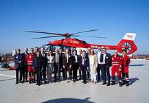 Group photo in front of Christoph 43. The following spoke at the ceremony: Thomas Blenke, State Secretary in the Ministry of the Interior, for Digitalization and Municipalities of the State of Baden-Württemberg (6th from left), Dr. Krystian Pracz, Chairman of the Board of DRF Air Rescue (8th from left), Richard Wentges, Chairman of the Board of ViDia Christian Clinics Karlsruhe (10th from right) and Bettina Lisbach, Mayor of the City of Karlsruhe (7th from right)