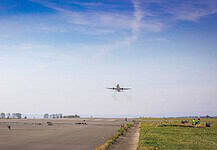 ATRA flies over microphone array at Cochstedt Airport: During flight tests for the Low Noise ATRA project, the A320 ATRA research aircraft flies over a microphone array at Cochstedt Airport. The acoustic measurement data was collected using an extensive microphone array with 36 microphones covering an area of ​​120 x 340 meters on the ground. 