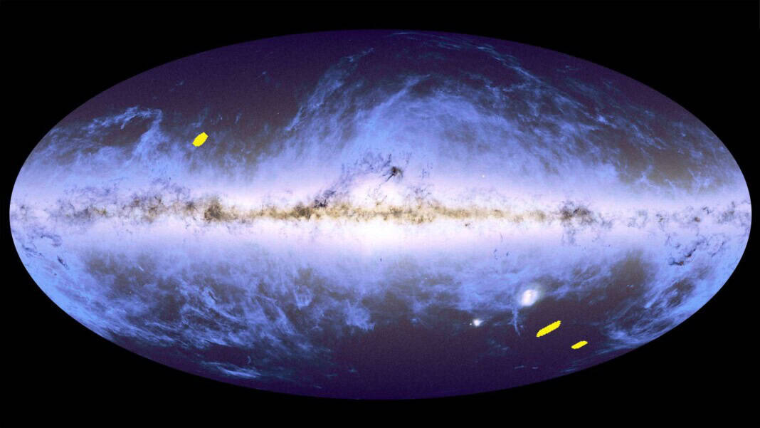 Euclid Deep Fields: Die Grafik zeigt die Position der Euclid Deep Fields (gelb). Dabei handelt es sich um besonders tiefe Einblicke in Bereiche unseres Universums. Die Gesamtansicht des Himmels ist eine Überlagerung der Sternenkarte der Sonde Gaia der Europäischen Weltraumorganisation ESA von 2018 und der Staubkarte der ESA-Sonde Planck aus dem Jahr 2014. Der Himmel ist im galaktischen Koordinatensystem abgebildet, wobei das helle horizontale Band der Ebene unserer Milchstraßengalaxie entspricht, in der sich der Großteil ihrer Sterne befindet.