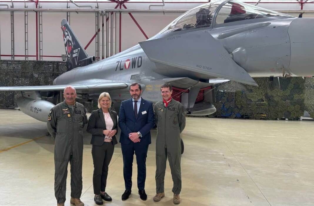 Generalmajor Gerfried R. Promberger, Leiter der Direktion 2 & Kommandeur der österreichischen Luftstreitkräfte & Luftwaffenchef des Österreichischen Bundesheeres (ÖBH), Klaudia Tanner, österreichische Verteidigungsministerin, Jorge Tamarit-Degenhardt, Eurofighter-Geschäftsführer und Oberst Roland Miedler, Kommandant des Flugplatzes Zeltweg (v.l.n.r).