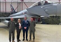 Generalmajor Gerfried R. Promberger, Leiter der Direktion 2 & Kommandeur der österreichischen Luftstreitkräfte & Luftwaffenchef des Österreichischen Bundesheeres (ÖBH), Klaudia Tanner, österreichische Verteidigungsministerin, Jorge Tamarit-Degenhardt, Eurofighter-Geschäftsführer und Oberst Roland Miedler, Kommandant des Flugplatzes Zeltweg (v.l.n.r).