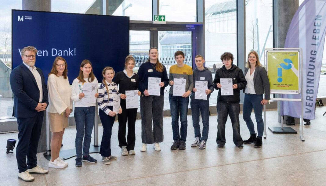 Mit den Gewinnern freuten sich von links: Rolf Klingenschmidt (Patenbeauftragter der Flughafen München GmbH), Kerstin Bräckle (Wettbewerbsleiterin) und Michaela Kaltwasser (Öffentlichkeitsarbeit Jugend forscht Akademie Hamburg).