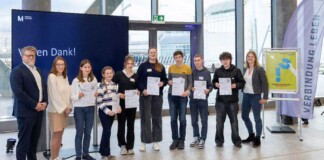 Mit den Gewinnern freuten sich von links: Rolf Klingenschmidt (Patenbeauftragter der Flughafen München GmbH), Kerstin Bräckle (Wettbewerbsleiterin) und Michaela Kaltwasser (Öffentlichkeitsarbeit Jugend forscht Akademie Hamburg).